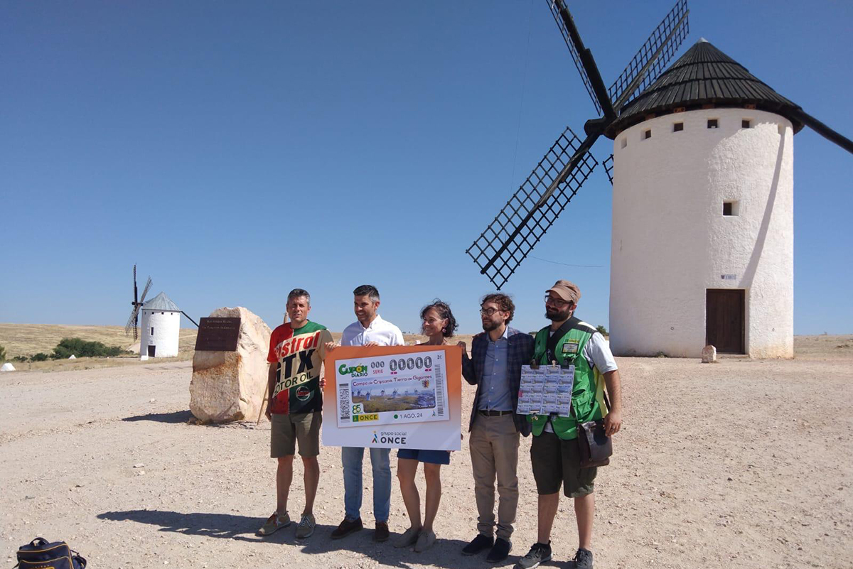 Presentación del cupón dedicado a Campo de Criptana con los Molinos de fondo