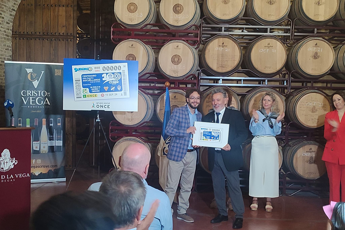 Pascual León Parada, director de la ONCE en Alcázar de San Juan, y Sebastián Espinosa, presidente de la UD Socuéllamos, con una imagen del cupón