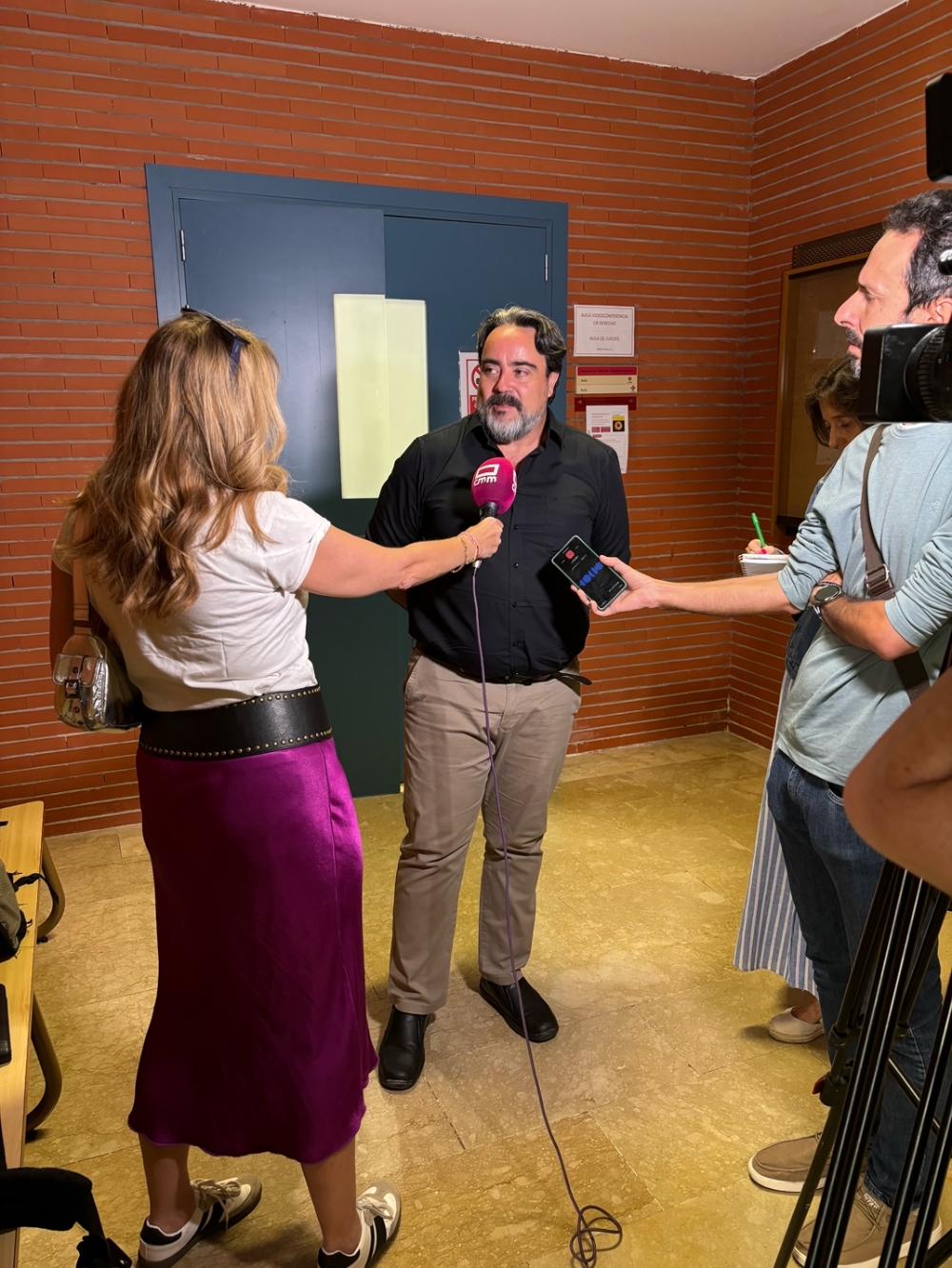 Manuel García, autor de "Historia de la Discapacidad" mientras le entrevistan varios medios tras la presentación