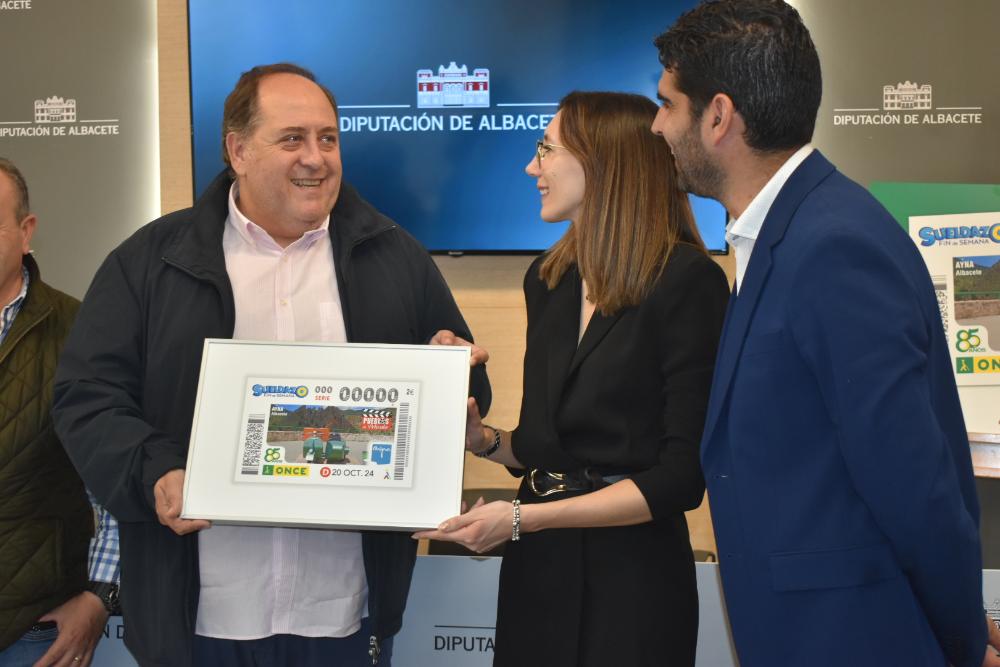 El alcalde de Aýna recibe una lámina enmarcada del cupón, de manos de Iris Alemán, directora de la ONCE en Albacete