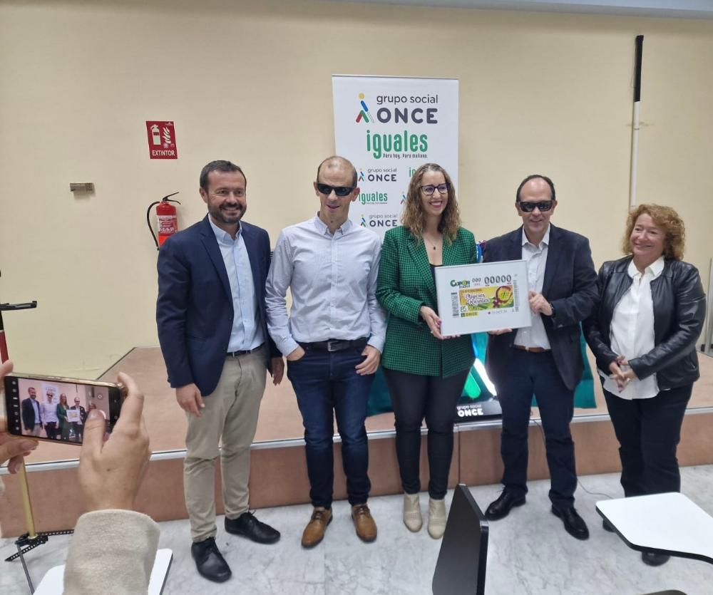 Foto de familia de la presentación del cupón dedicado al Día de las Mujeres Rurales