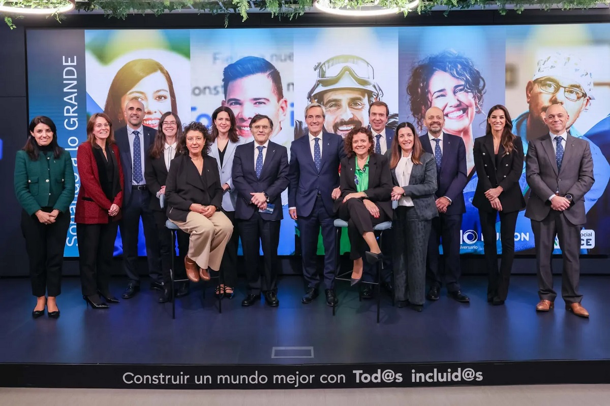 Equipo directivo de Ilunion sobre el escenario del acto celebrado en Torre Ilunion para conmemorar el décimo aniversario