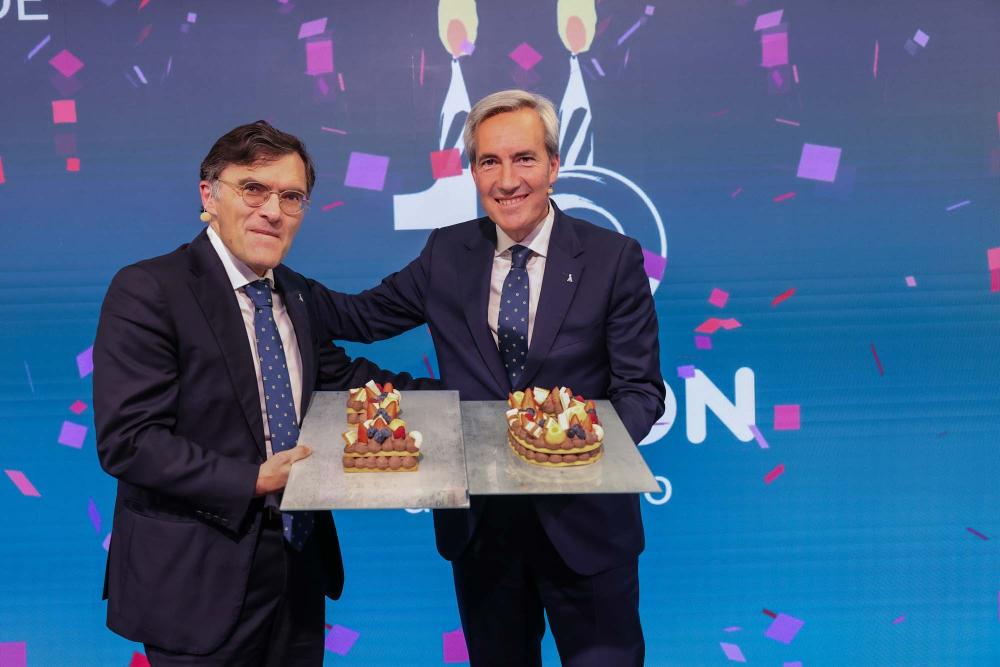 Alberto Durán, vicepresidente del Grupo Social ONCE, junto a Alejandro Oñoro, consejero delegado de Ilunion, sujetando una tarta durante el acto de conmemoración del 10 aniversario de Ilunion
