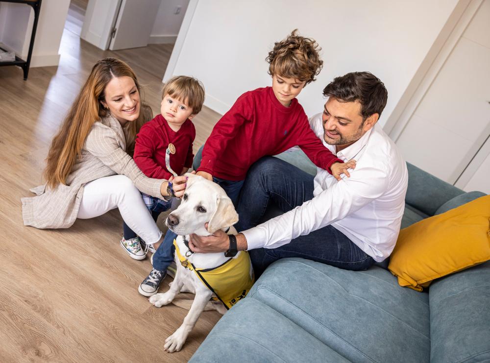 Una familia con un futuro perro guía de la Fundación ONCE del Perro Guía