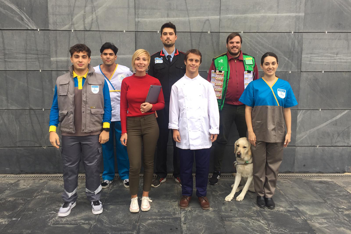 Un grupo de miembros de la plantilla de las diferentes áreas del Grupo Social ONCE