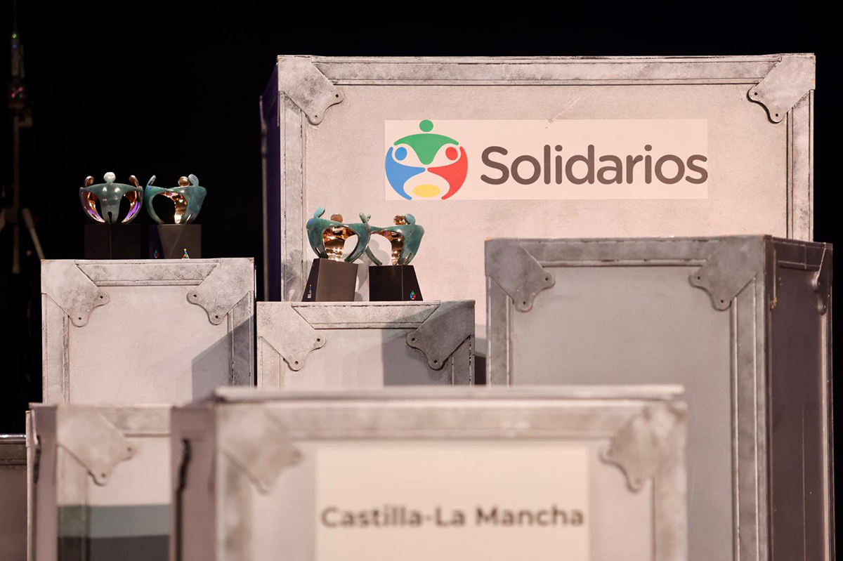 Detalle de los baules sobre el escenario de los Premios Solidarios Grupo Social ONCE Castilla-La Mancha sobre los que se encuentran los galardones. En uno de ellos se ve una etiqueta que pone 