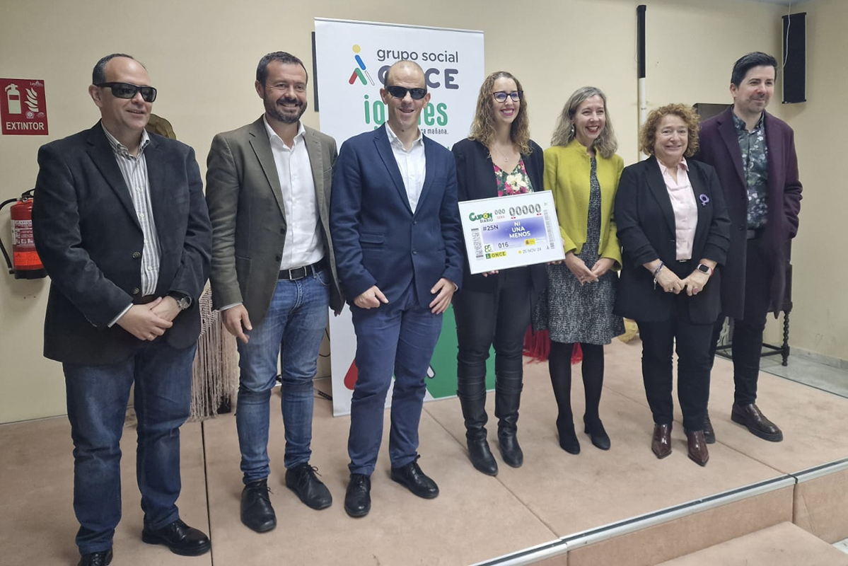 Patricia Sanz, vicepresidenta de Igualdad, Recursos Humanos y Cultura Institucional, e Inclusión Digital de la ONCE, y Sara Simón, consejera de Igualdad del Gobierno de Castilla-La Mancha durante la presentación del cupón en Guadalajara junto a José Martínez, presidente del Consejo Territorial de Castilla-La Mancha y Francisco Marfil, director de la ONCE en Guadalajara con otras autoridades