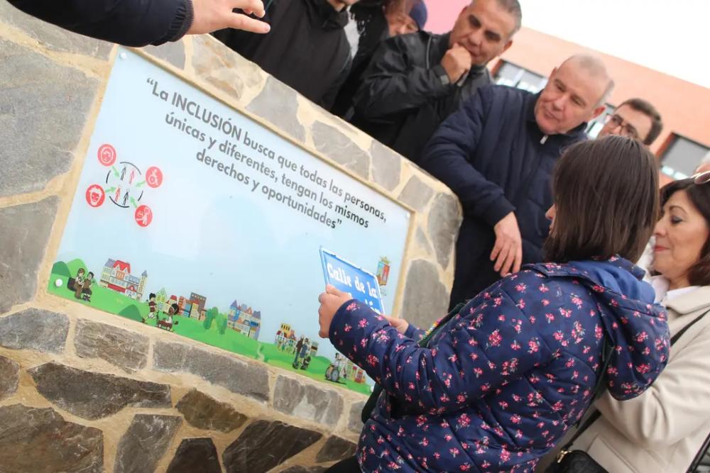 Alumna de Asprona Almansa colocando la placa de la inclusión