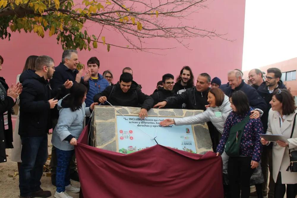 Alumnos de Asprona destapando la placa de la Calle de la Inclusión en Almansa
