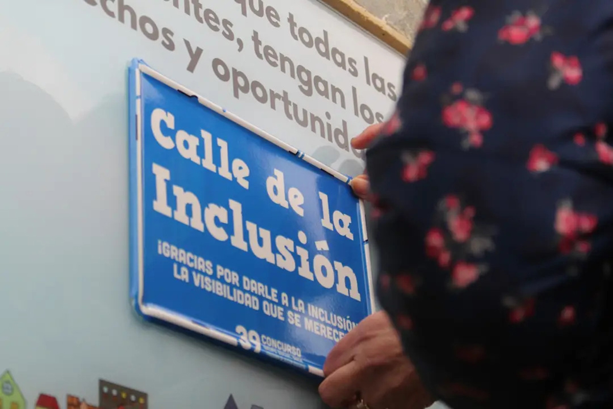 Detalle de la placa de la Calle de la Inclusión en Almansa