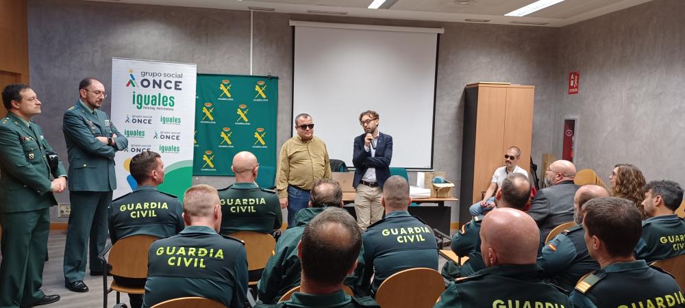 Lorenzo Villahermosa y Pascual León en una charla de sensibilización con la Guardia Civil de Ciudad Real
