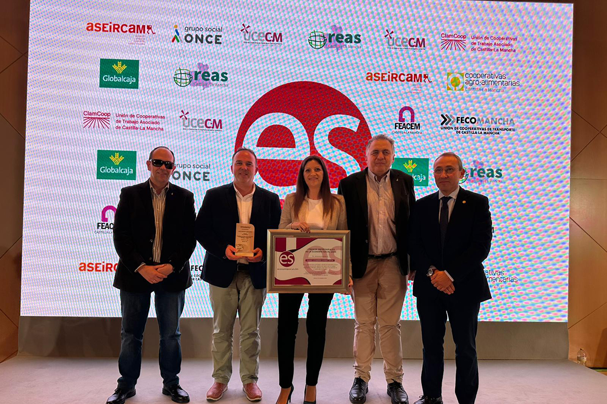 Integrantes del Grupo Social ONCE recogiendo posando con el reconocimiento a Ilunion Lavanderías de Huete (Cuenca)