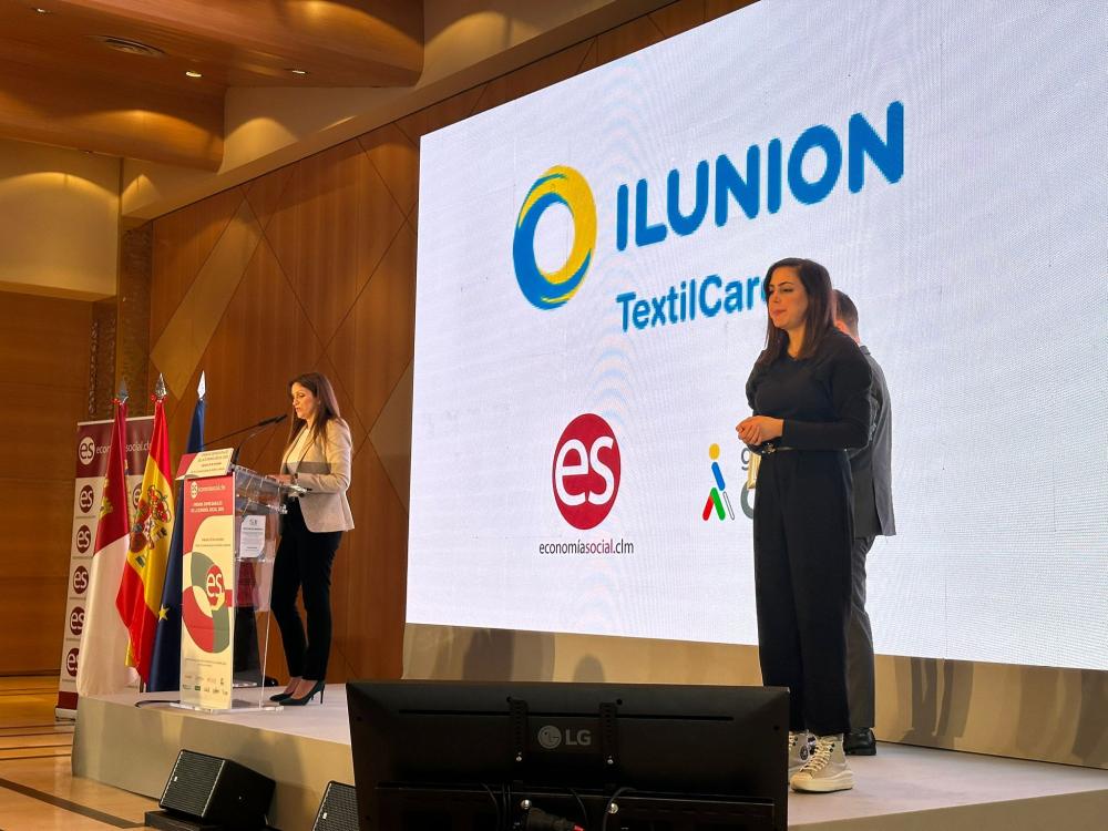 Lourdes Cebrián, directora de la planta Ilunion Lavanderías Cuenca, recogiendo el galardón