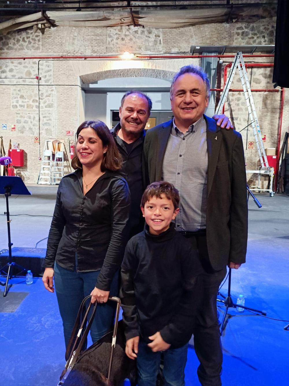 Carlos Javier Hernández junto a Eduardo Guitiérrez, director de la ficción sonora; Diego Torner, protagonista del músical; y Marina Rojas y su perra guía Boston