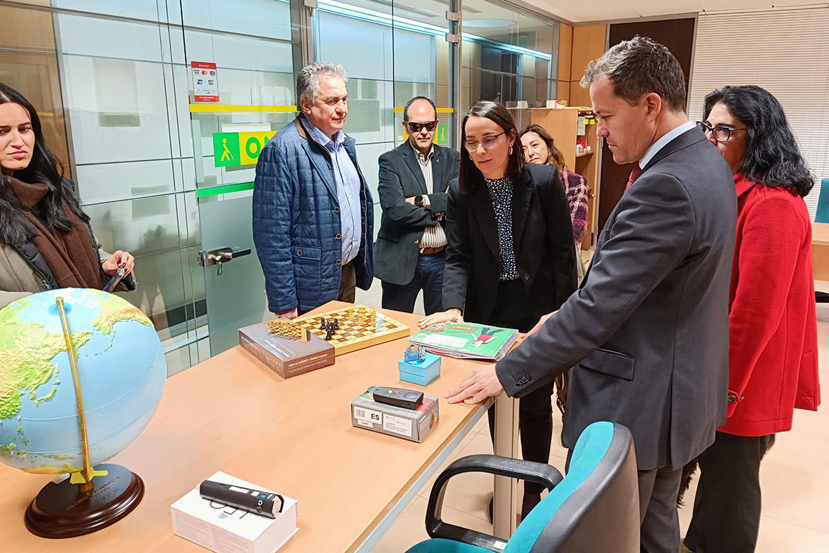 Carlos Velázquez, alcalde de Toledo, viendo algunos de los materiales educativos para los alumnos con discapacidad visual
