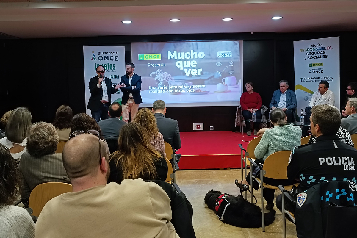 José Martínez sobre el escenario de la delegación de Toledo presentando Mucho que Ver con los participantes sobre el escenario