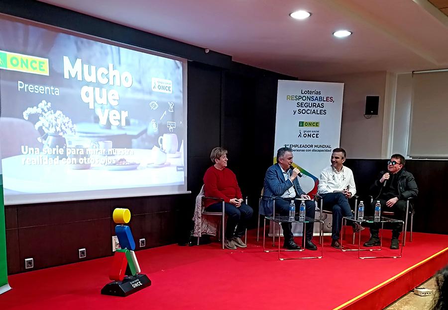 De izquierda a derecha: Alicia Cañas, Carlos Javier Hernández, Daniel Hormigos García, técnico de rehabilitación de la ONCE e Isaac Rebollo durante la charla coloquio tras la visualización de algunos de los capítulos