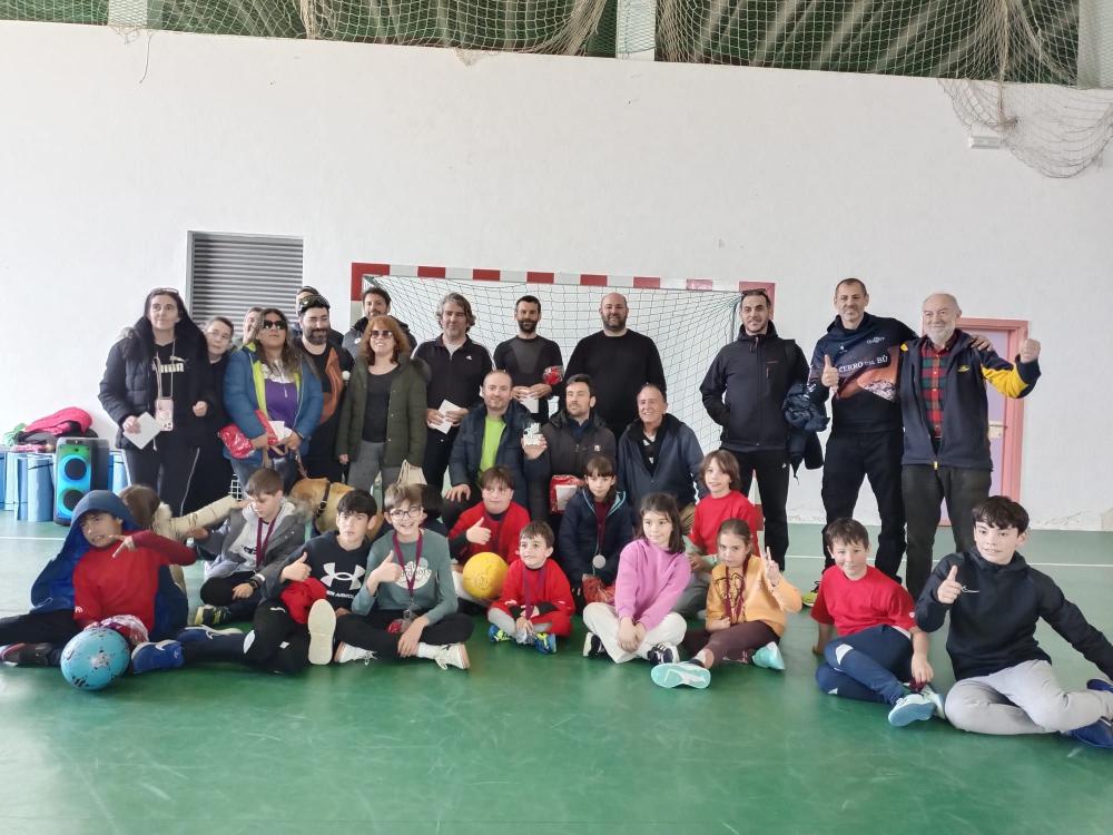 Foto de familia de los participantes y voluntarios en el primer Torneo de Goalball Movilidad Aumentada
