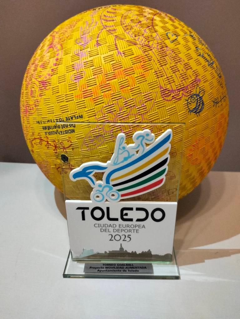 Balón de goalball y plaza conmemorativa del primer Torneo de Goalball Movilidad Aumentada