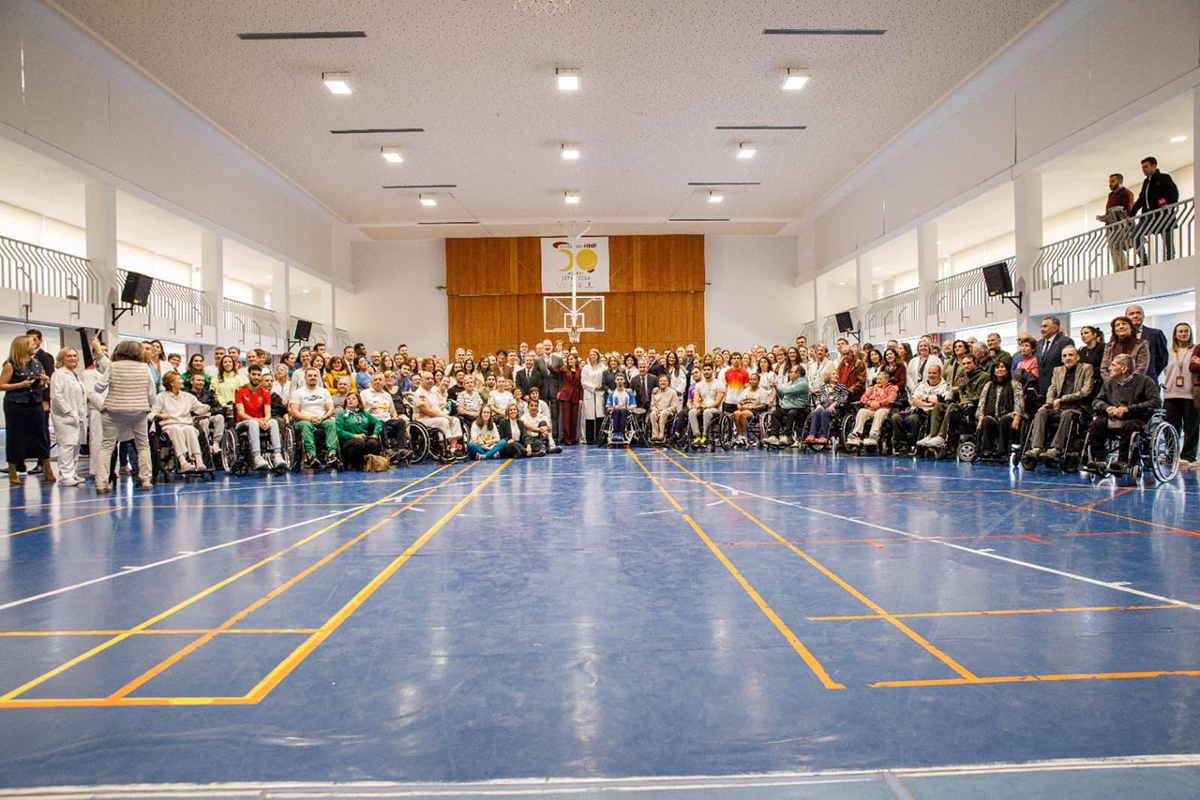 Foto de familia de la visita de sus Majestades los Reyes al Hospital de Parapléjicos de Toledo