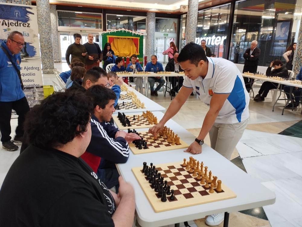 Víctor Amores durante la partida simultánea del Torneo de Ajedrez