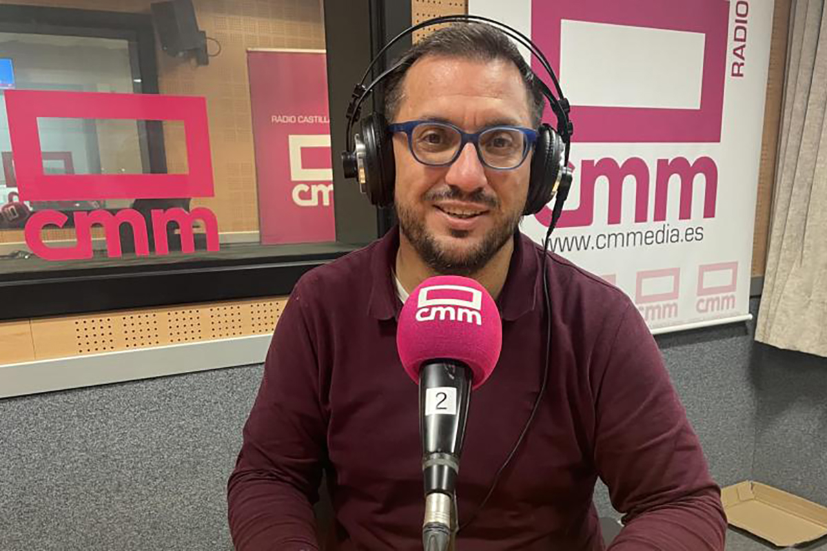 Juanma Lorente, director y conductor de La Otra Mirada en el estudio de grabación