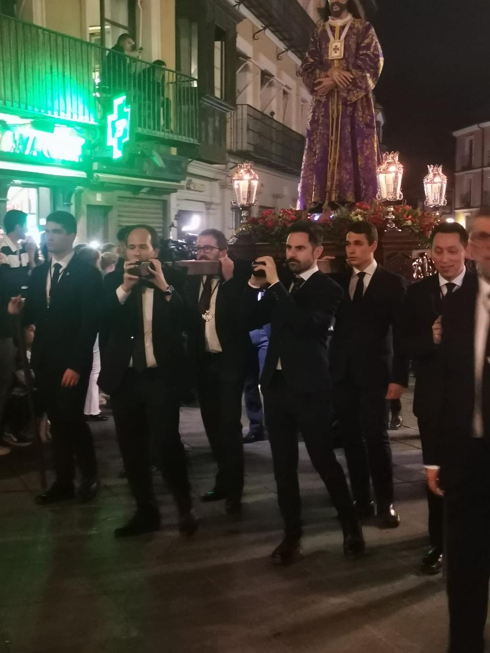 Costaleros con discapacidad visual en la Semana Santa de Toledo 2024