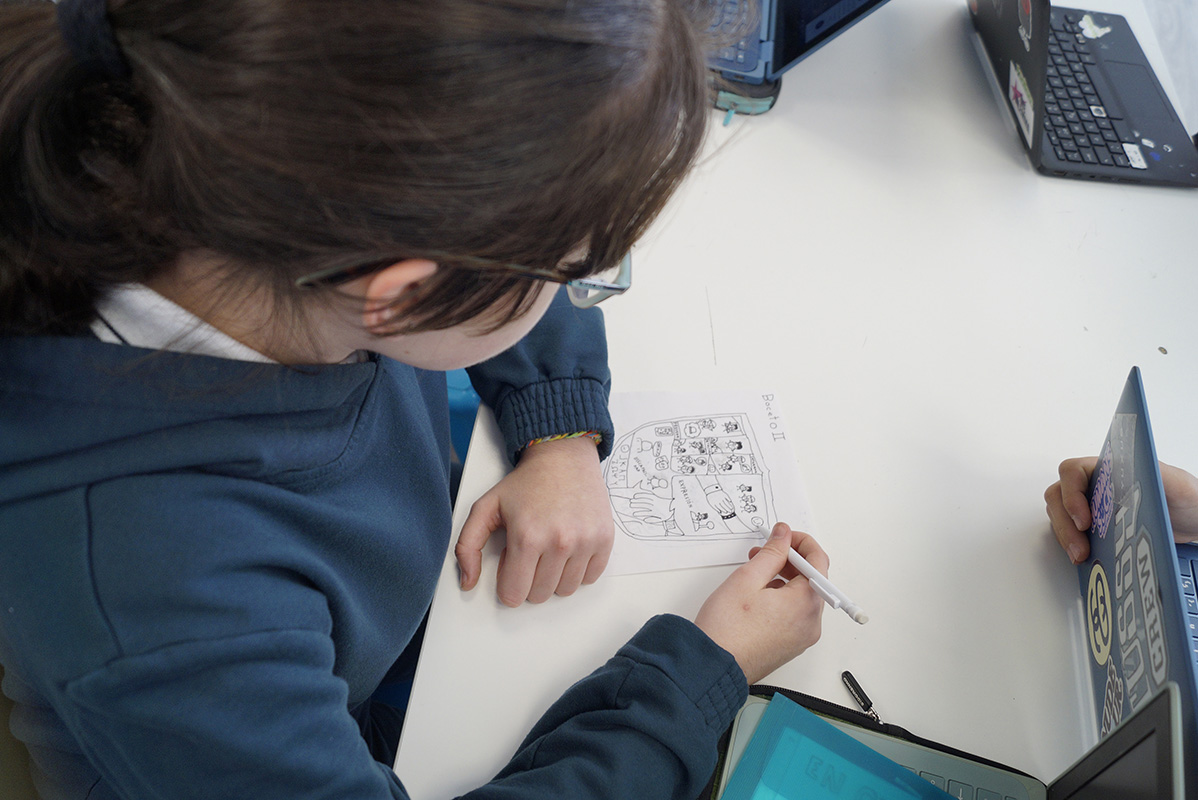 Alumna trabajando en el concurso