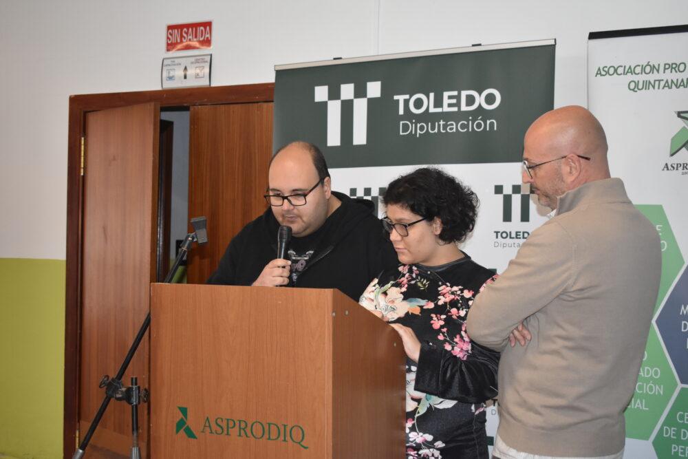 Patricia y Goyo, dos de los usuarios de la asociación presentando el acto