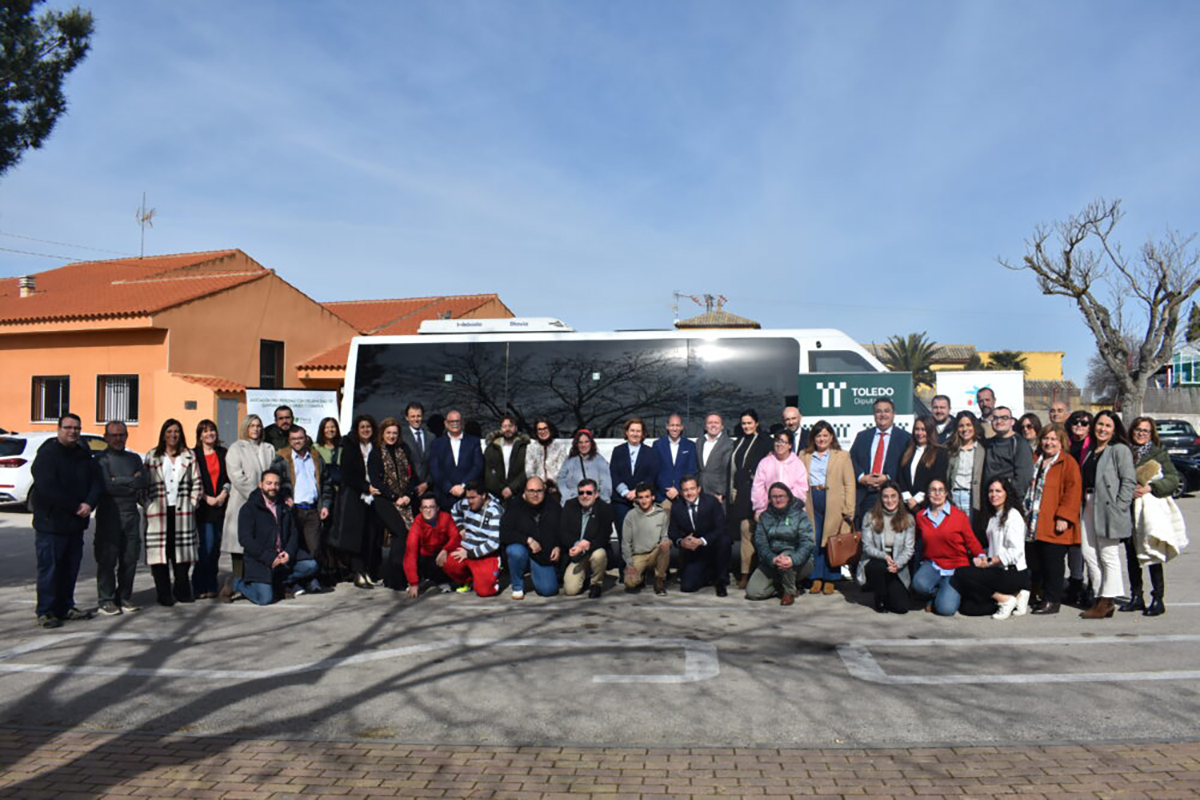 Foto de familia de los asistentes a la presentación del autobús delante de él