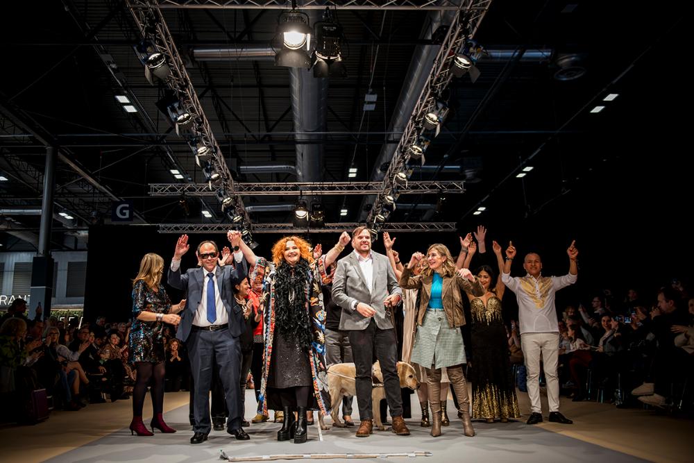 Diseñadores y responsables de la ONCE al finalizar la pasarela celebrando