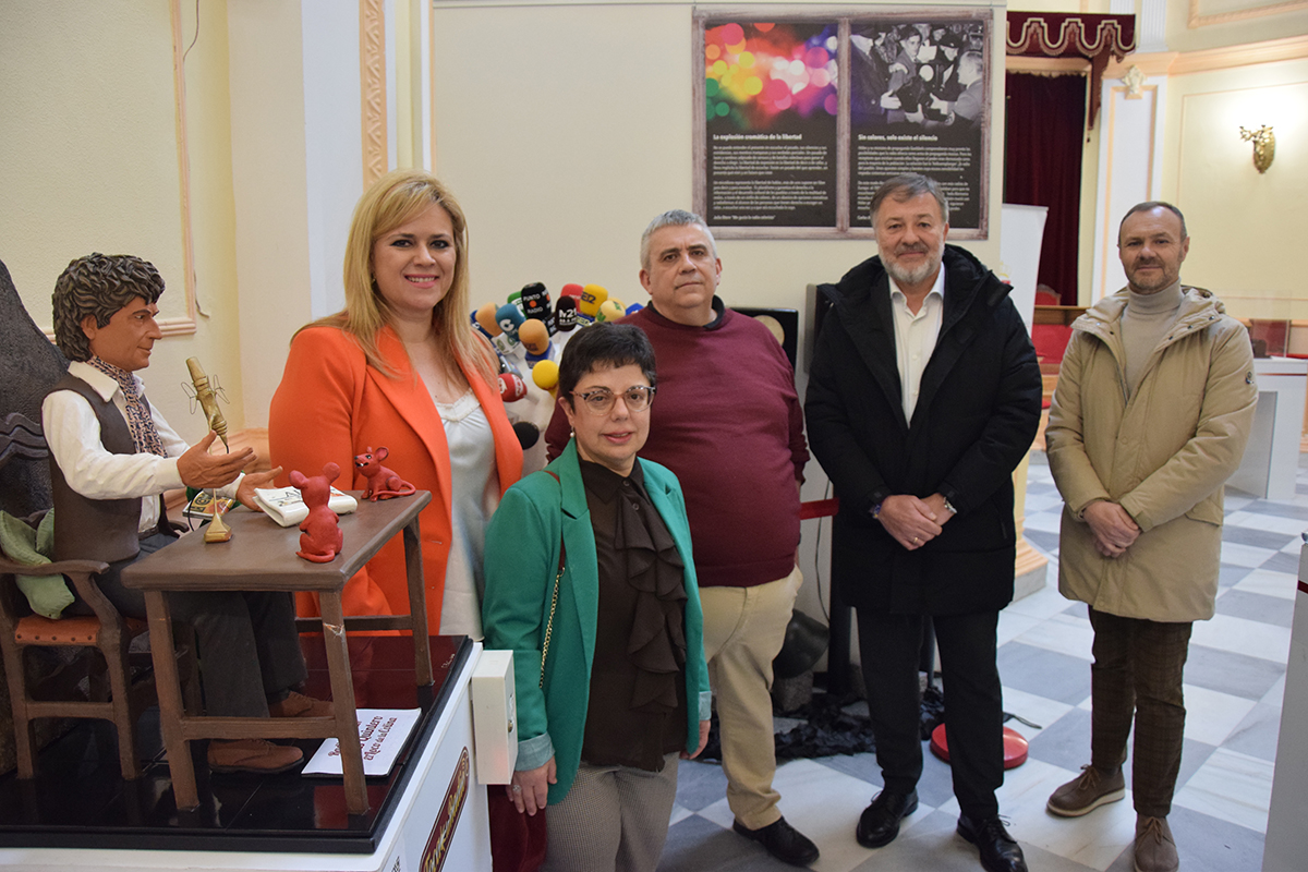 Javier Martínez, director de la ONCE de Cuenca, junto a las autoridades en la presentación de la exposición Toca la Radio. Están junto a la radio homenaje a Jesús Quintero, el “Loco de la Colina”