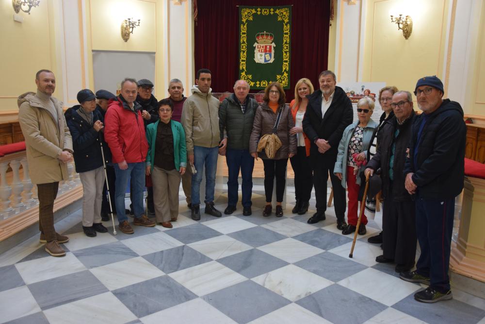 Foto de familia de los asistentes a la inauguración de la exposición Toca la Radio