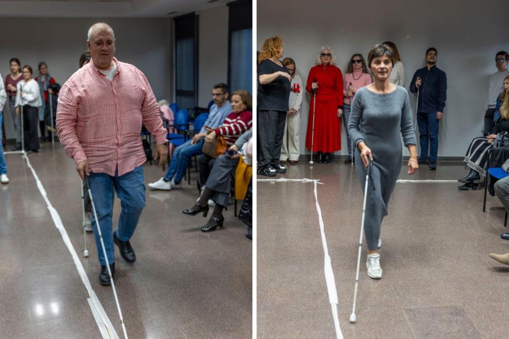 Imágenes del ensayo en el que se ve un hombre usuario de bastón blanco y una mujer, también usuaria del bastón blanco, durante el ensayo para la pasarela