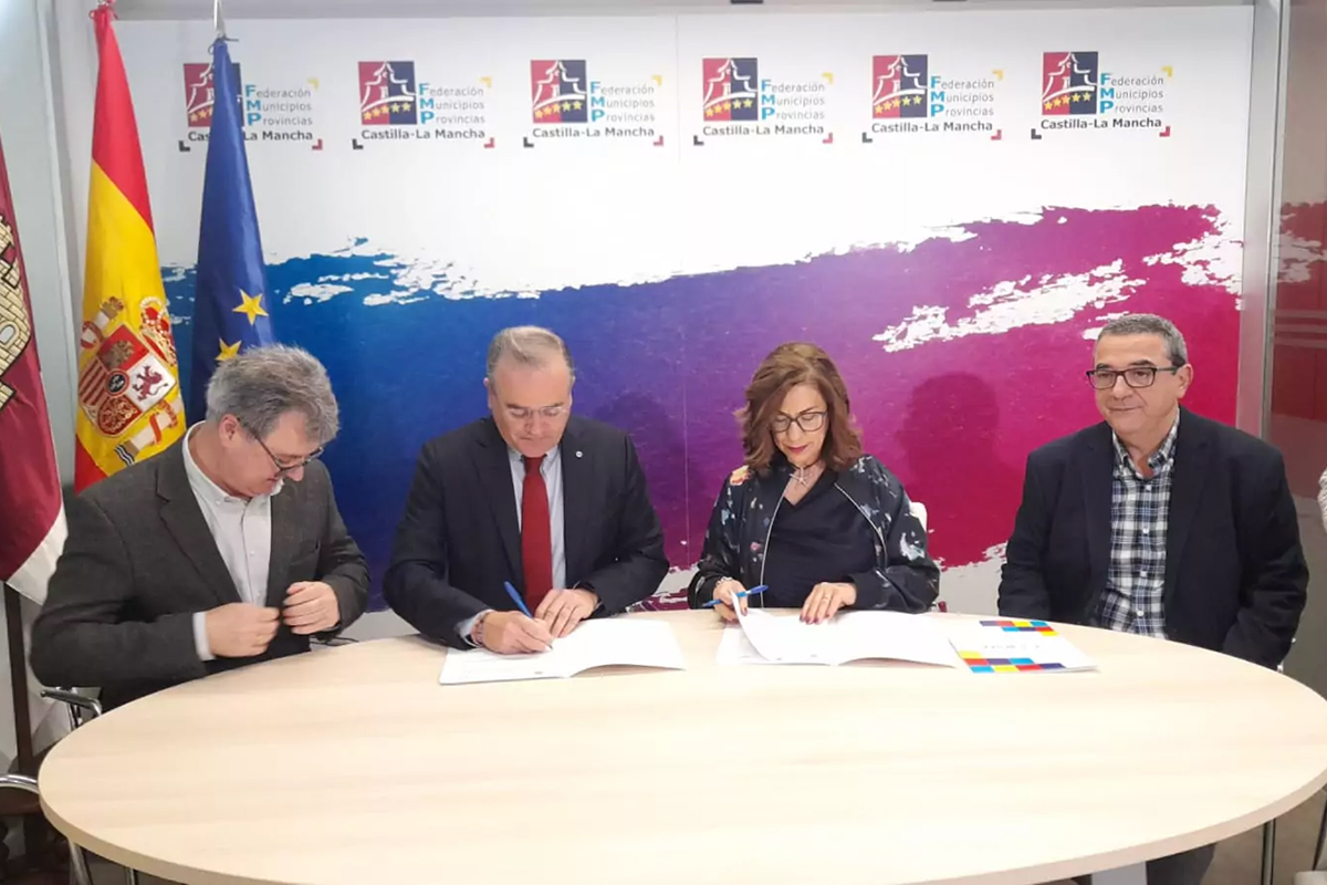 Momento de la firma del acuerdo entre CERMI y FEMP