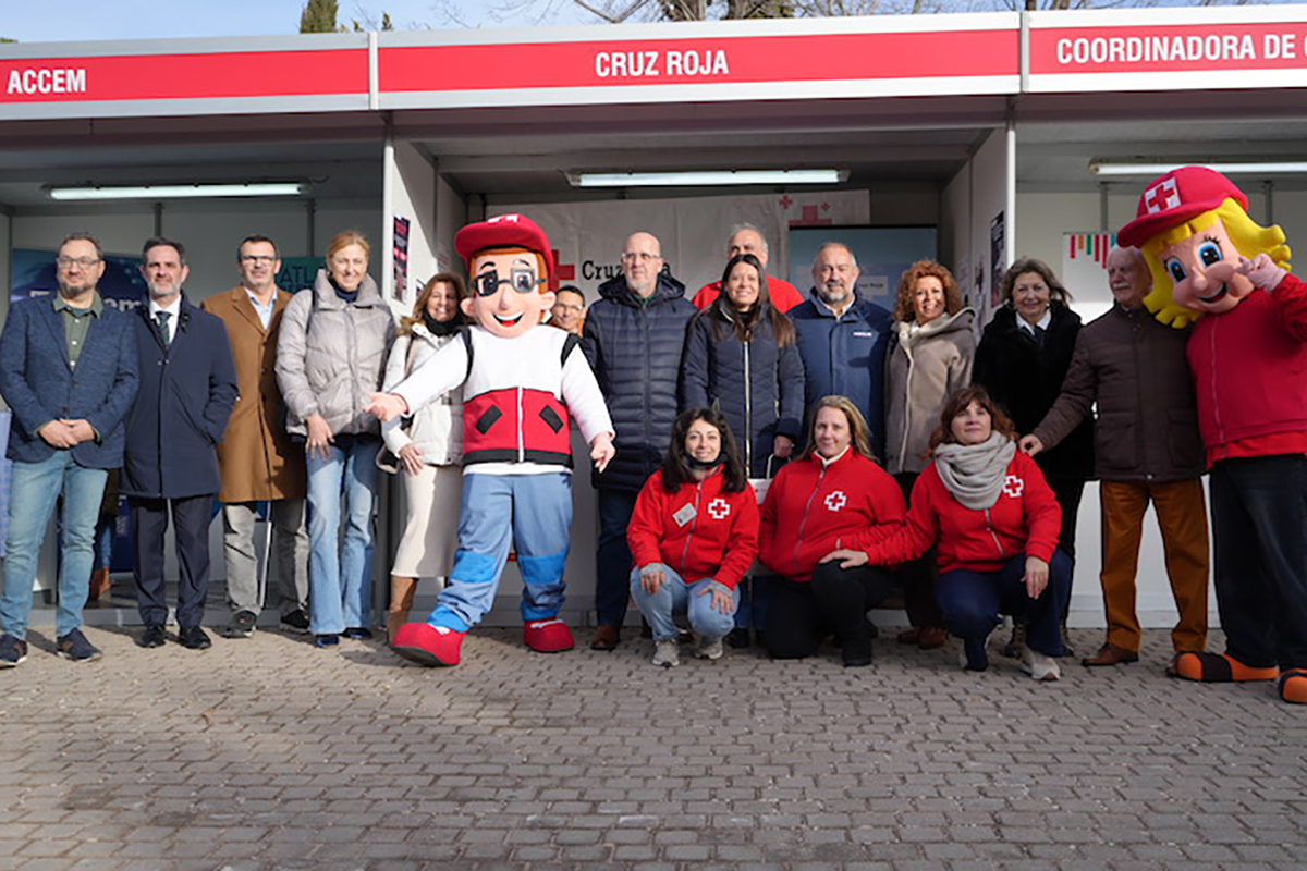 Foto de familia de las autoridades y el rector de la universidad delante de algunos de los stands del el IV Foro de Voluntariado Universitario que organiza la Universidad de Castilla-La Mancha