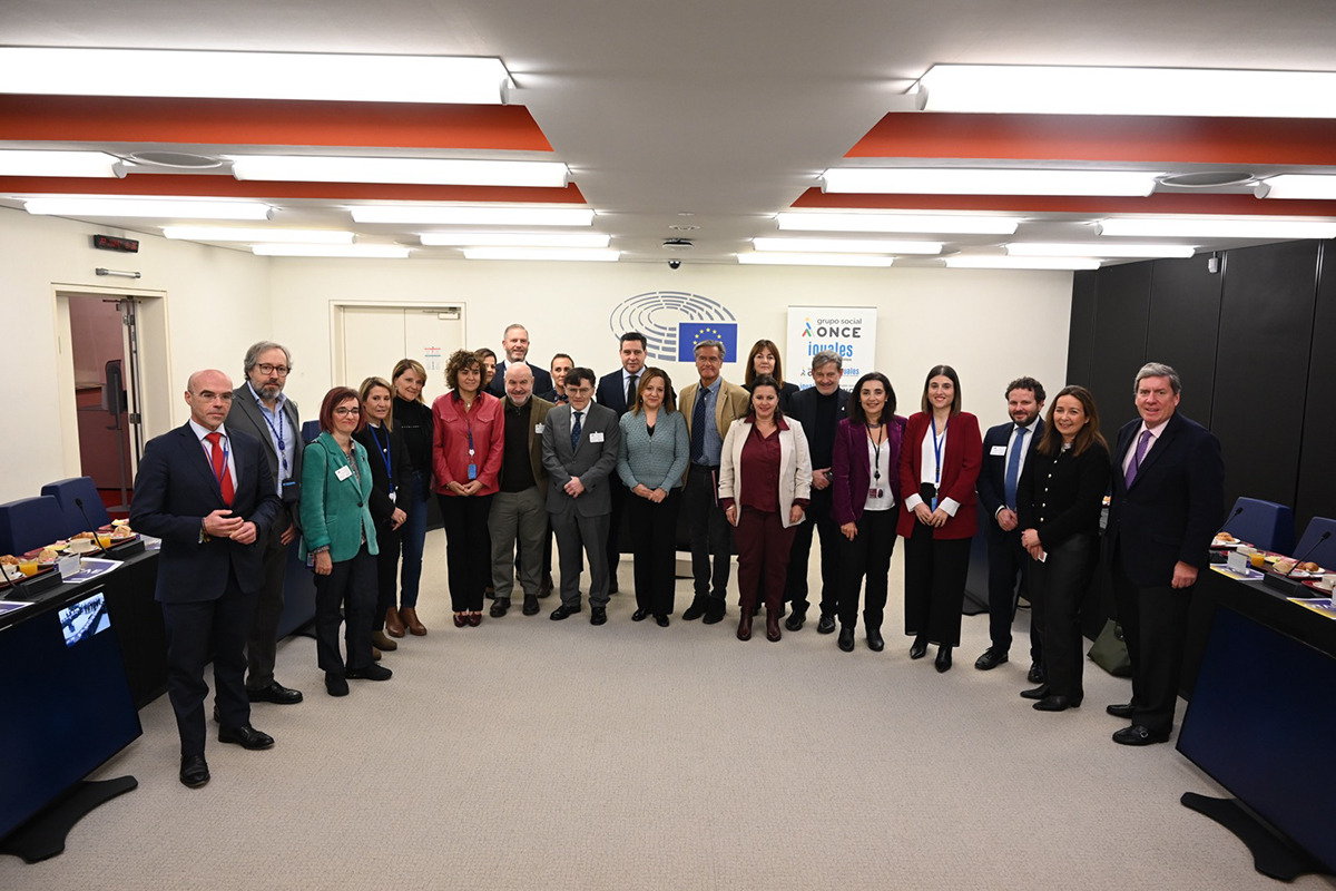 Foto de familia con los eurodiputados en el encuentro con el Grupo Social ONCE en Estrasburgo