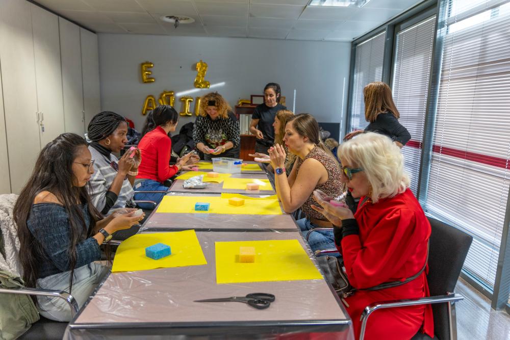 Algunos de los participantes del taller de joyería haciendo sus propias joyas con la ayuda de Raquel Lobelos
