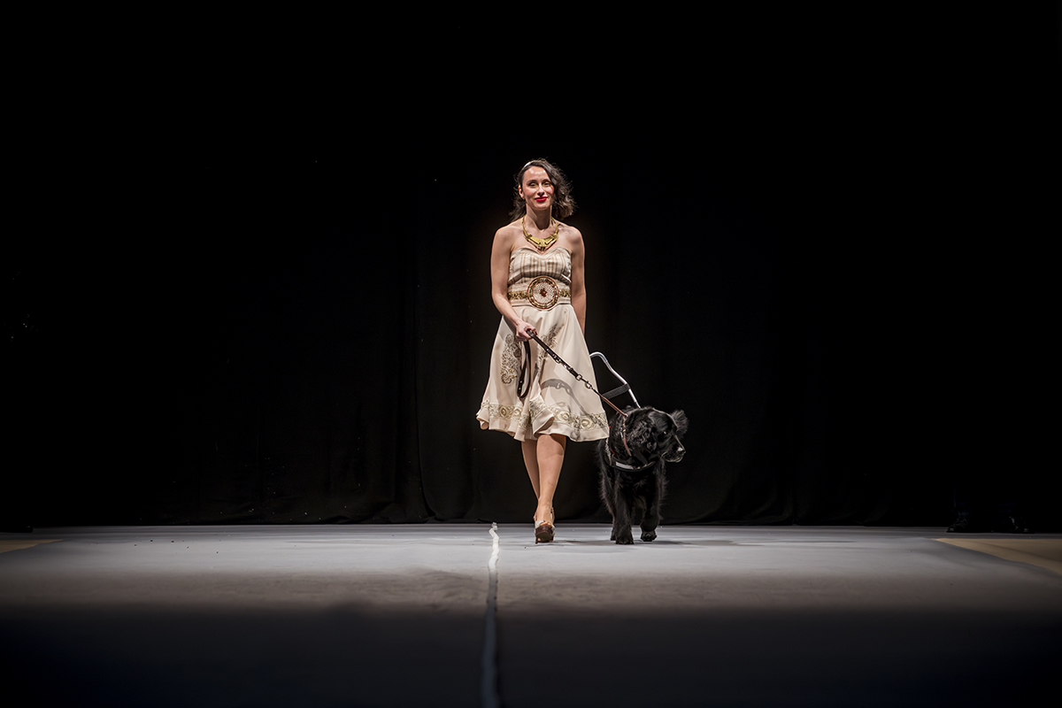 Mónica Amat, usuaria de perro guía, desfilando