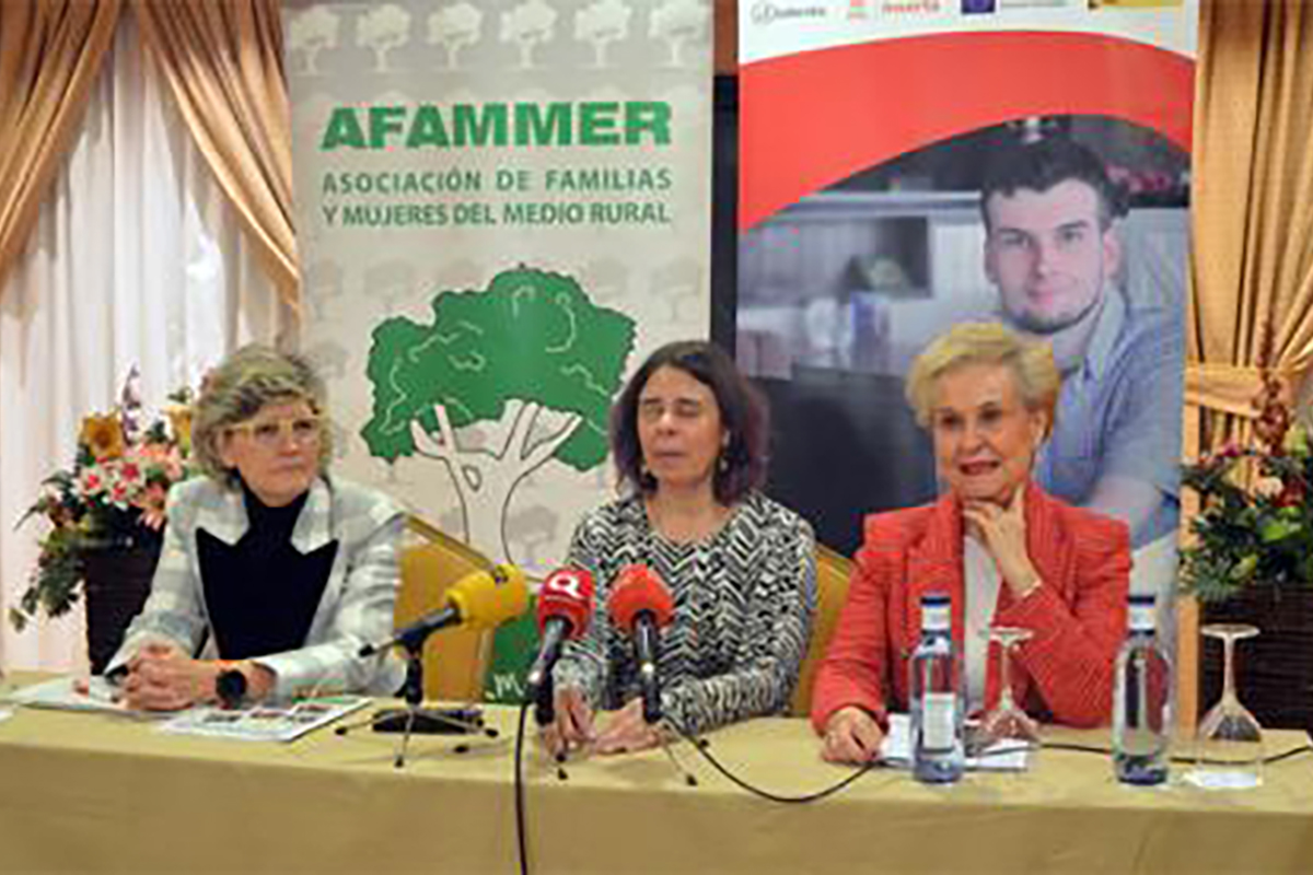 Carmen Quintanilla, presidenta nacional de Afammer; Virginia Carcedo, secretaria general de Fundación ONCE e Inserta Empleo y directora de Transformación, Excelencia e Igualdad de Fundación ONCE; y Elena Ribas, directora de Inserta Empleo Castilla-La Mancha durante la firma del acuerdo