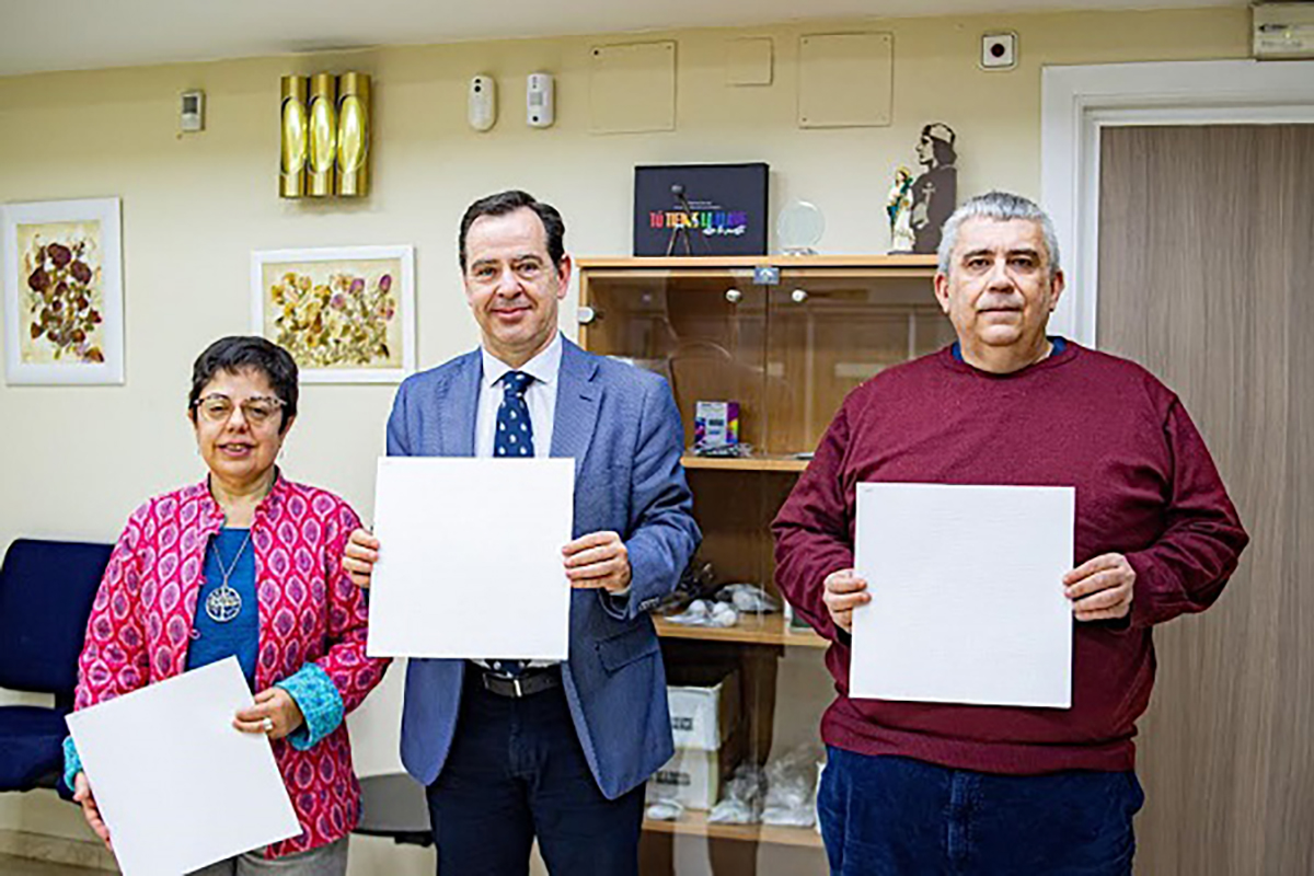 Jorge Sánchez, presidente de la Junta de Cofradías de Cuenca, haciendo entrega de los programas de Semana Santa en braille a Javier Martínez, director de la ONCE en Cuenca, y Pilar López, consejera territorial de la ONCE