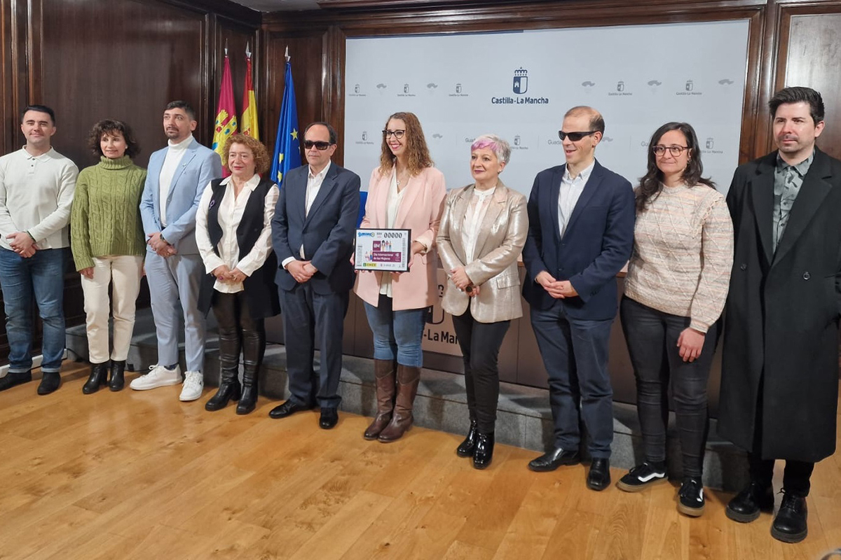 Foto de familia durante la presentación del cupón dedicado al Día de la Mujer
