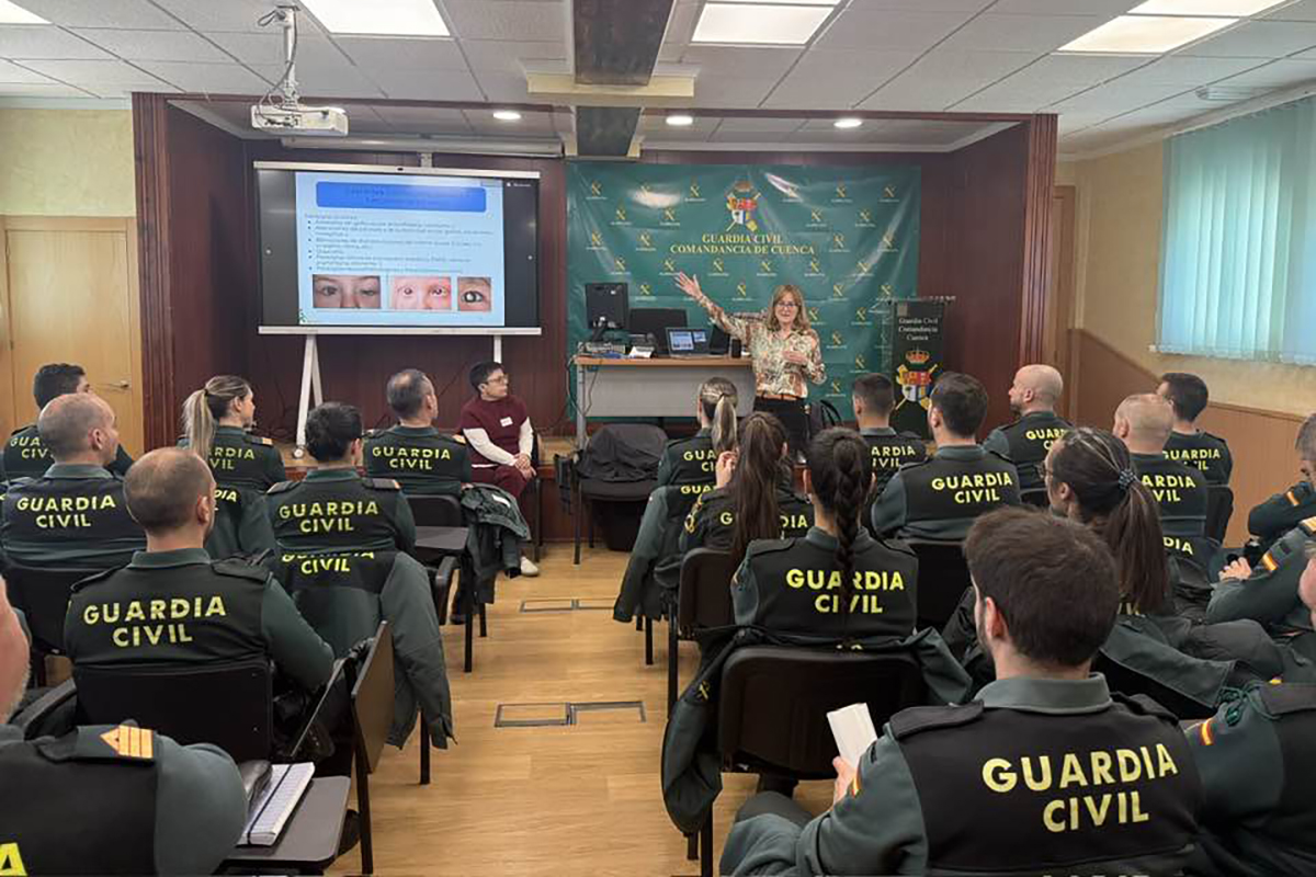 Elvira Asensio, técnico de rehabilitación de la ONCE, explicando la discapacidad visual a los agentes de la Guardia Civil