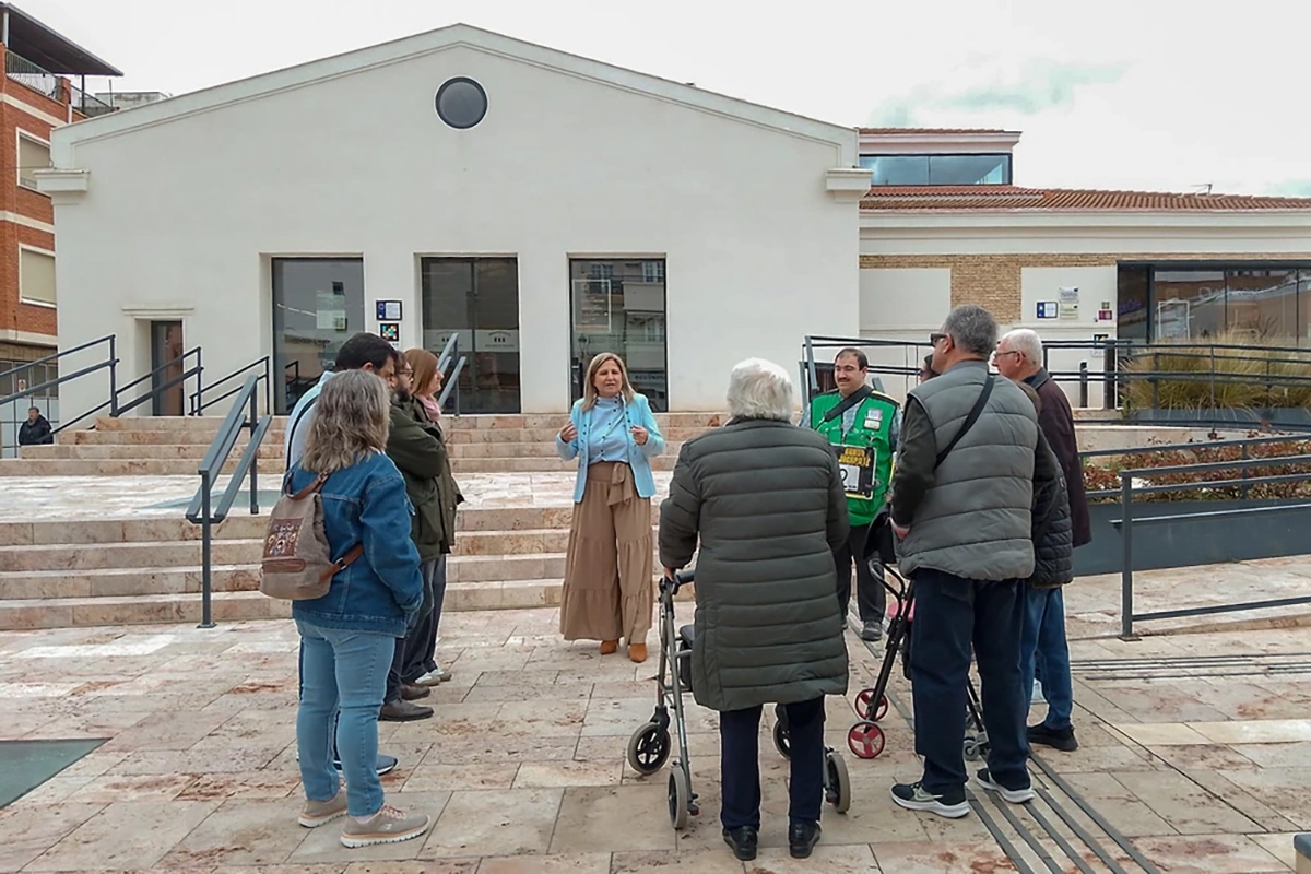 Eloísa Perales comenzando la visita al mercado de abastos de Tomelloso
