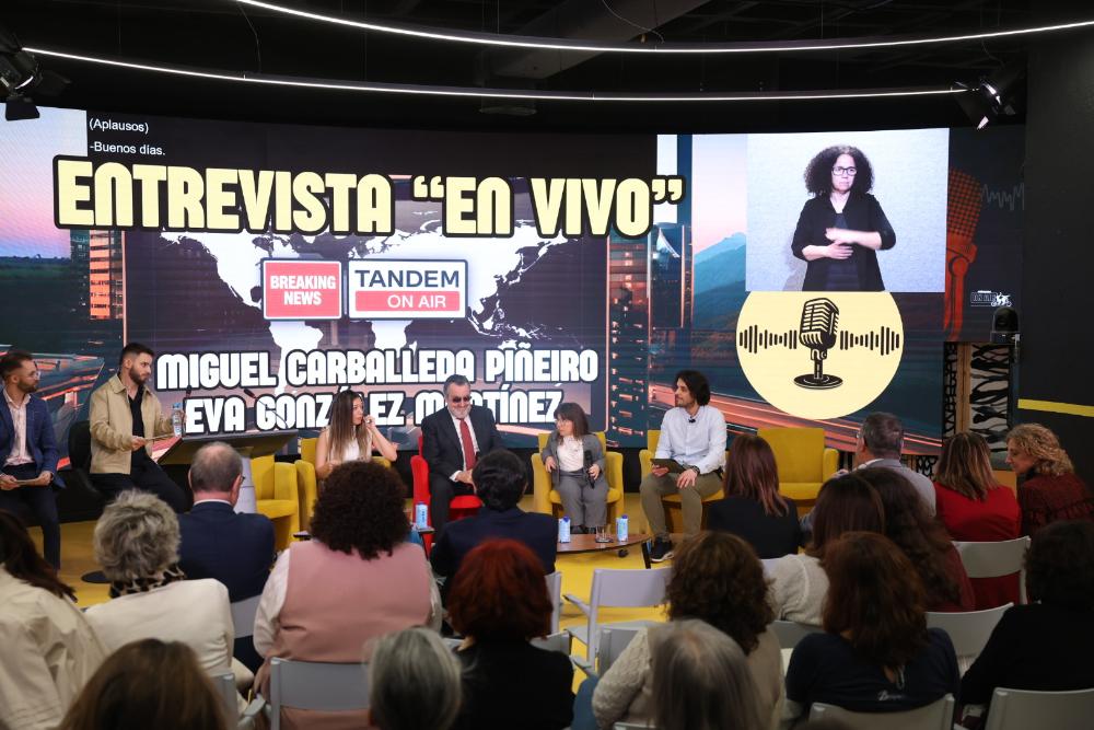 Momento de los jóvenes graduados realizando la entrevista en directo en el acto a Miguel Carballeda