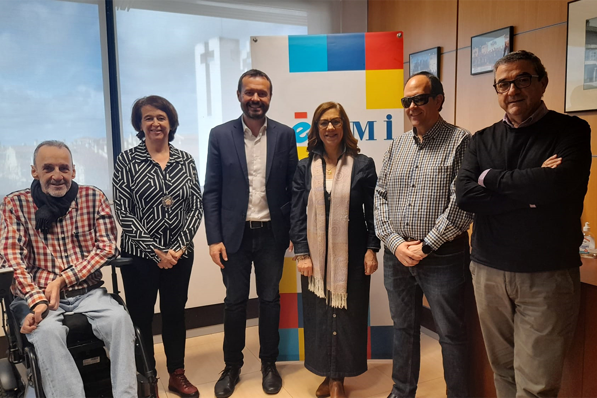 Cristina Gómez Palomo, presidenta del CERMI CLM; José Luis Escudero, nuevo Comisionado de Accesibilidad de Castilla-La Mancha; José Antonio Romero Manzanares, gerente del CERMI; José Martínez, vicepresidente; José Ramón del Pino, representante de la comisión de accesibilidad del CERMI Castilla-La Mancha; y Marcelina de la Vega, la responsable del servicio de información y asesoramiento jurídico.