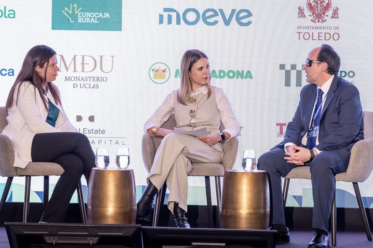 José Martínez y Bárbara García Torrijano en la mesa de debate del IV Foro Económico Español de Castilla-La Mancha