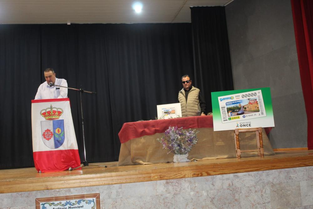 Félix Herrera y Lorenzo Villahermosa presentando el cupón en el Audiotorio Municipal de Granátula de Calatrava