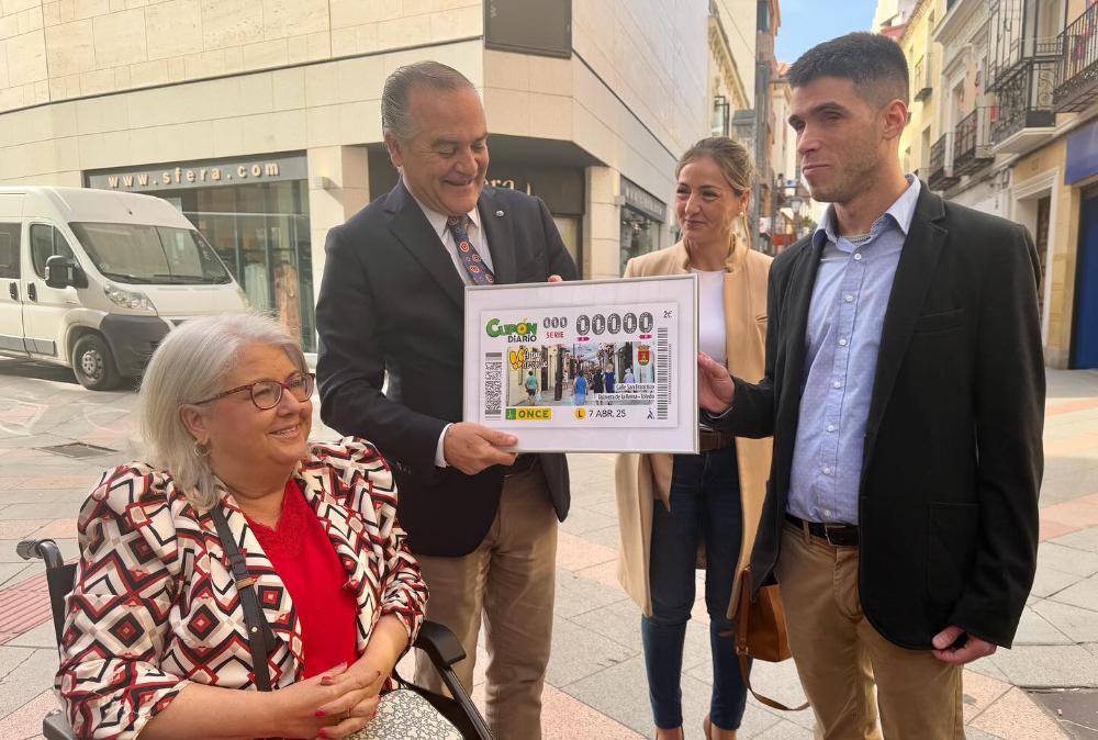 El alcalde de Talavera de la Reina sujetando una réplica del cupón de la ONCE junto a Víctor Amores