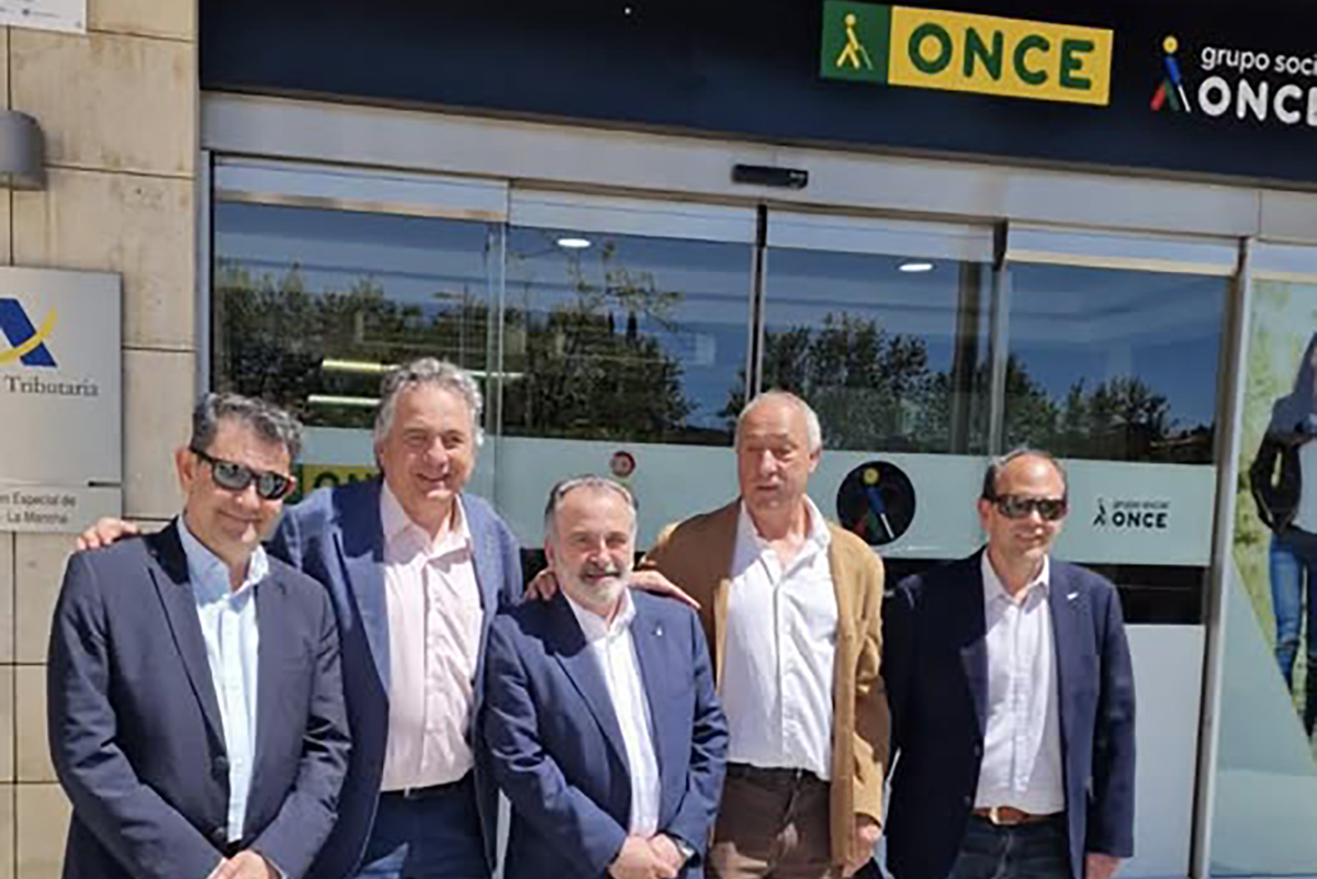 Miguel Ángel Gómez Fernández, Luis Natalio Royo Paz, José María Martín Santos, Carlos Javier Hernández Yebra y José Martínez Martínez en la puerta de la delegación de la ONCE de Castilla-La Mancha